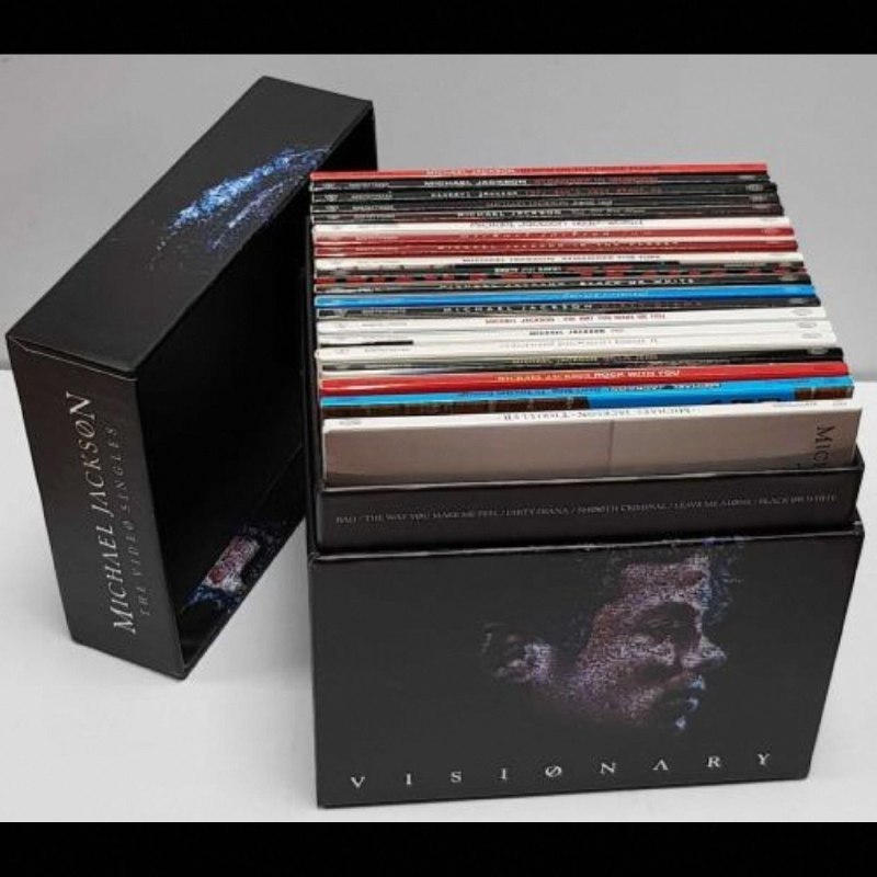 名称：Michael Jackson - Visionary (Singles Box Set, 20 CD) 2006 FLAC描述：迈克尔·杰克逊2006年《Visionary》单曲精选套装，全套20张CD，收录经典单曲及珍贵混音版本，汇集生涯热门曲目，是极具收藏价值的典藏套装